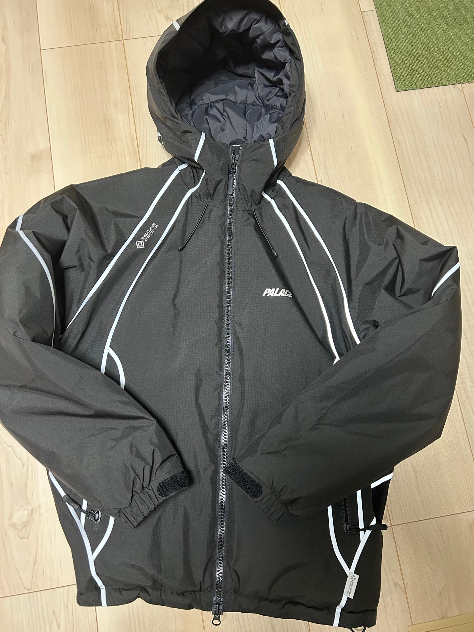 PALACE GORE-TEX WINDSTOPPER Illuminator Jacket "Black"