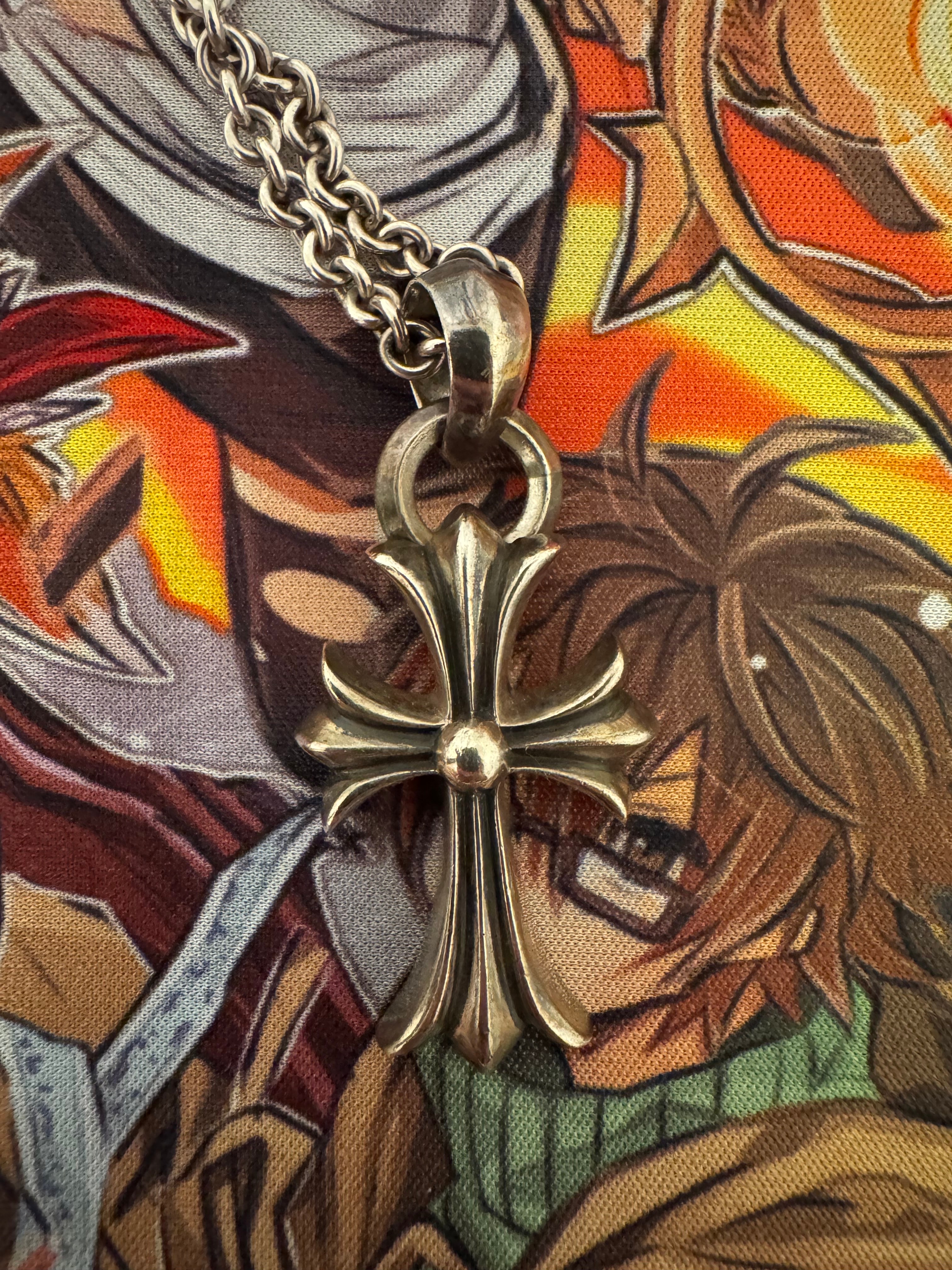 クロムハーツ CH クロス ペンダント スモール / プレーンベイル "シルバー"