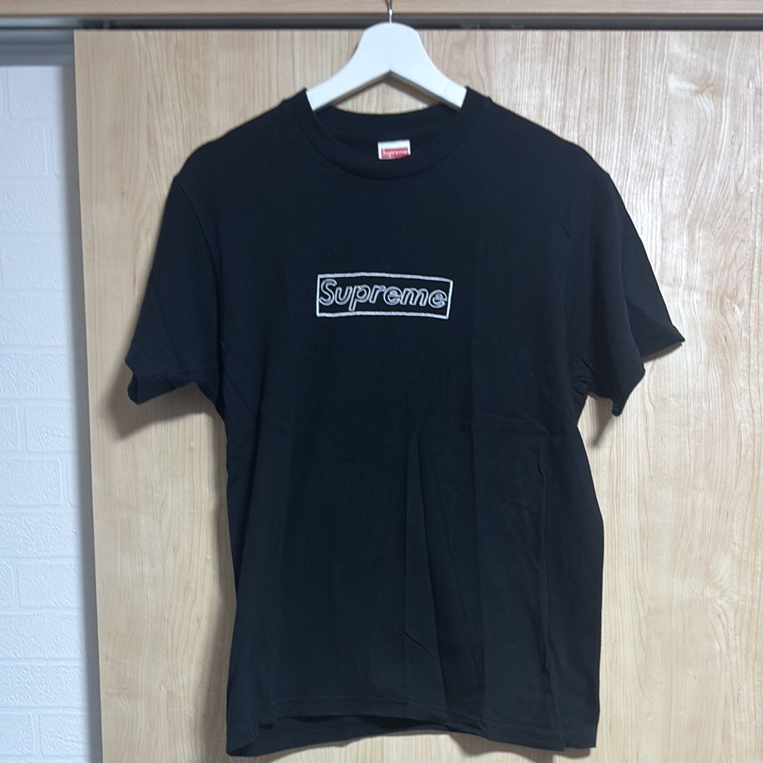 シュプリーム カウズ チョーク ロゴ Tシャツ "ブラック"