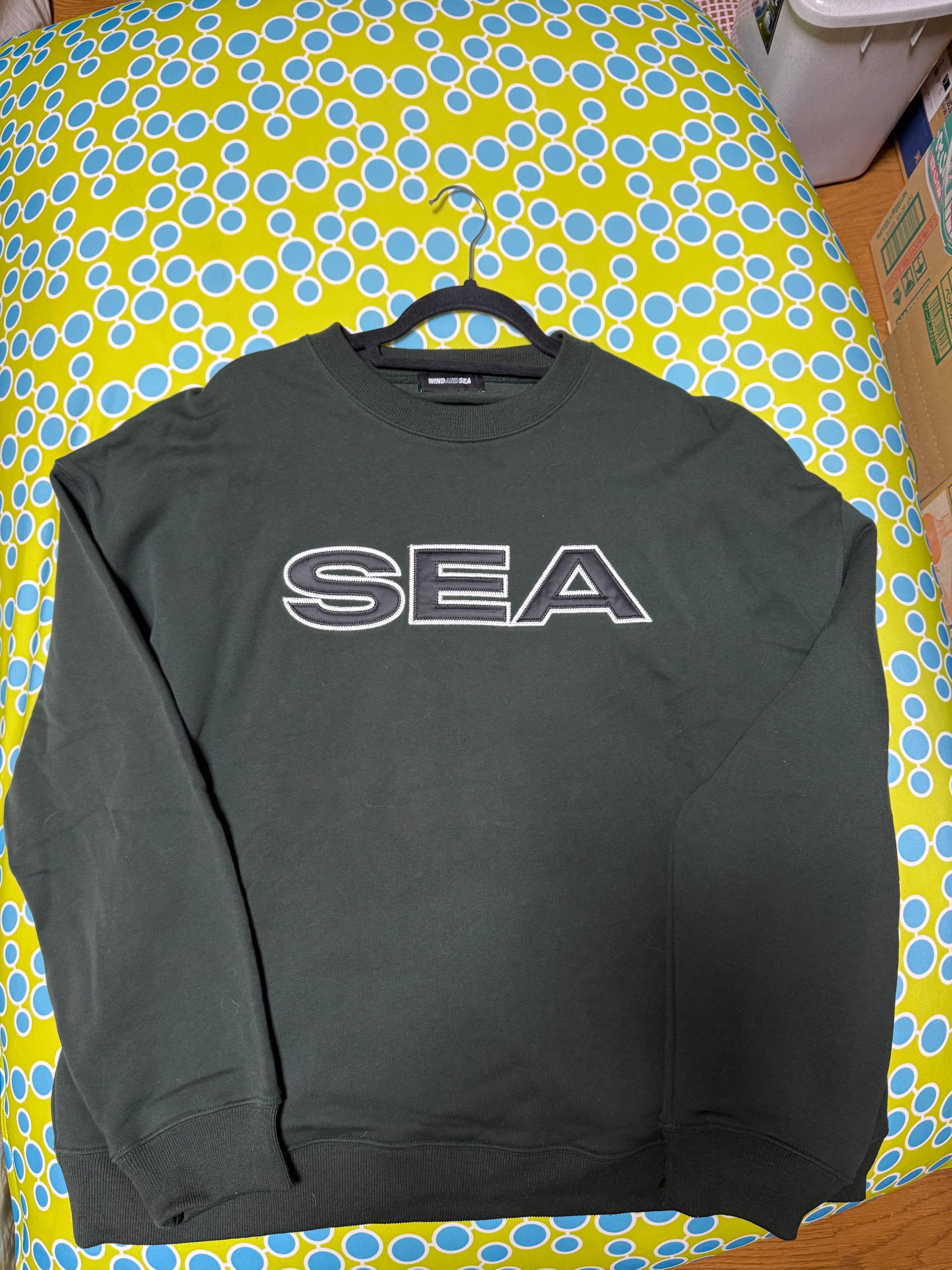 ウィンダンシー サテン パッチ クルーネック スウェットシャツ "グリーン"