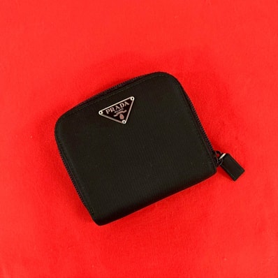 PRADA プラダ 三角ロゴ 金具 ナイロン レザー 二つ折り財布 ブラック
95526