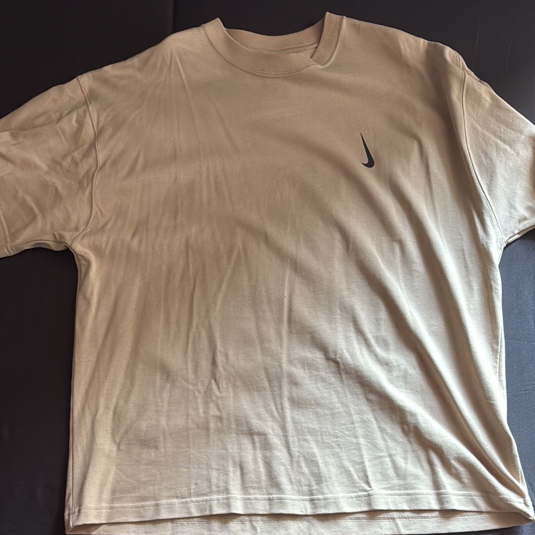 ナイキ ビリー アイリッシュ Tシャツ "マッシュルーム"