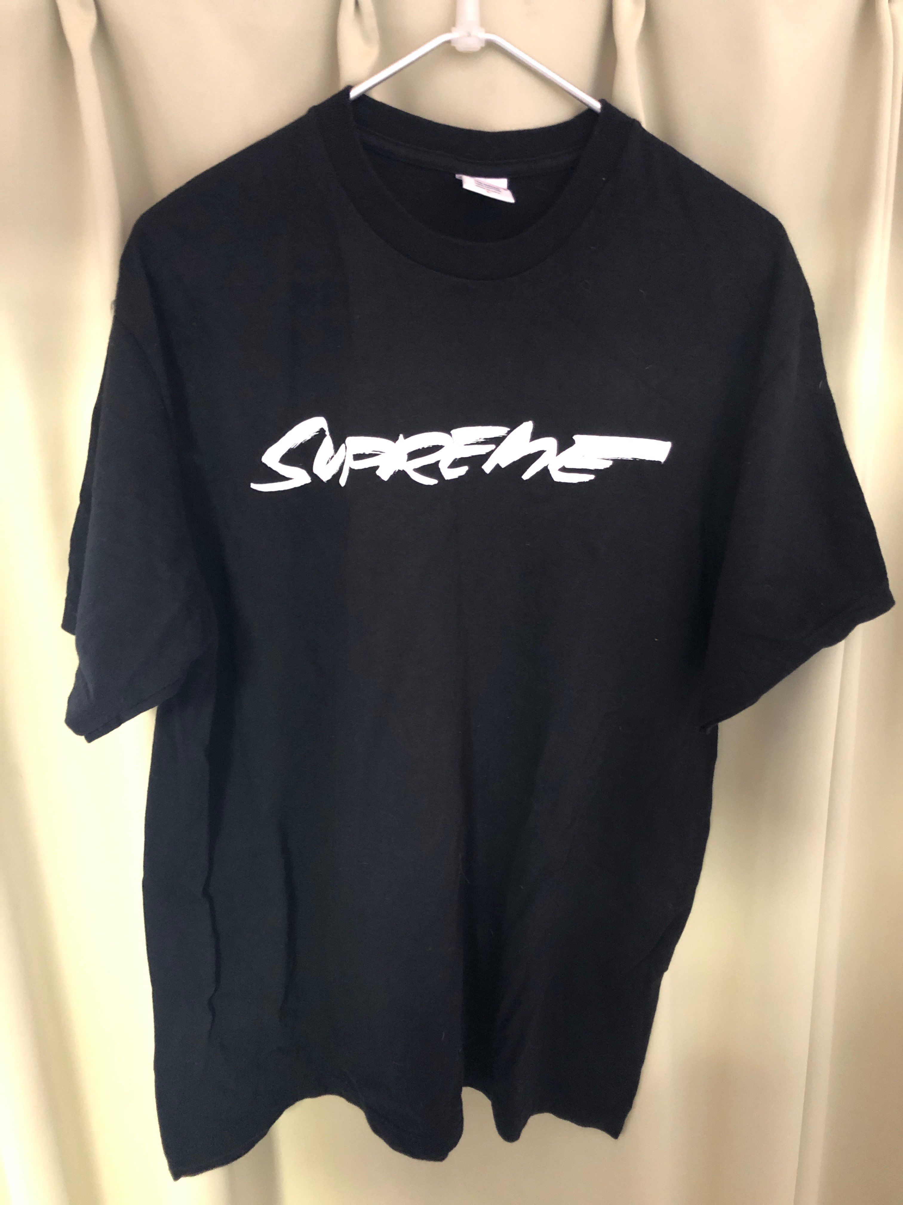シュプリーム フューチュラ ロゴ Tシャツ "ブラック"