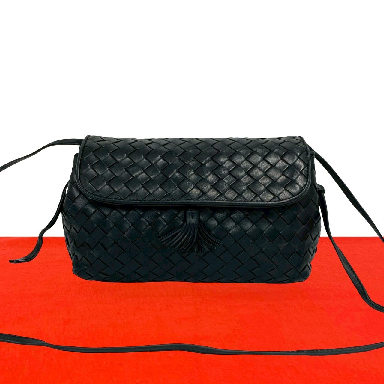 BOTTEGA VENETA ボッテガヴェネタ イントレチャート レザー ショルダーバッグ ブラック
56196