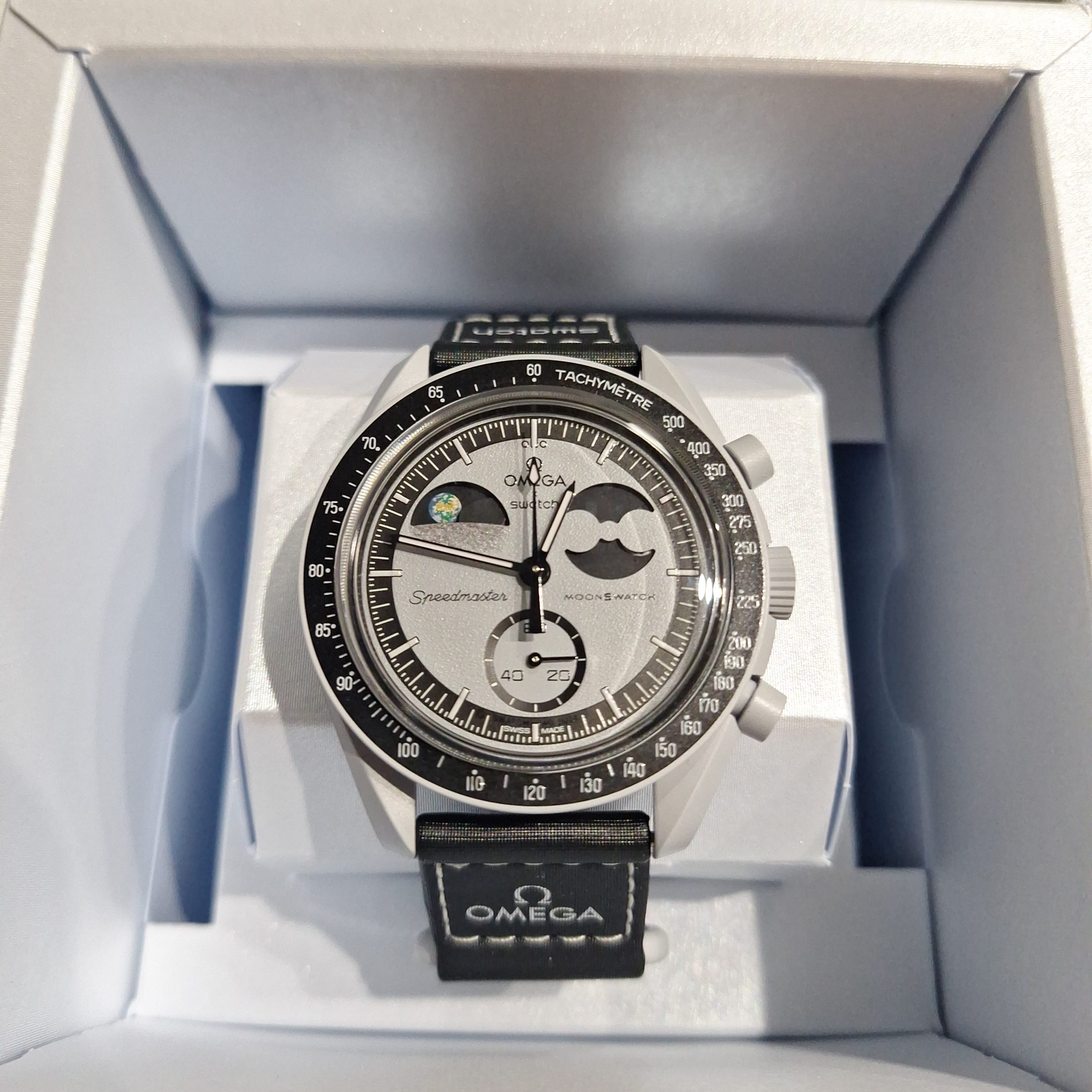 オメガ × スウォッチ バイオセラミック ムーンスウォッチ "ミッショントゥーアースフェイズ" SO33M700