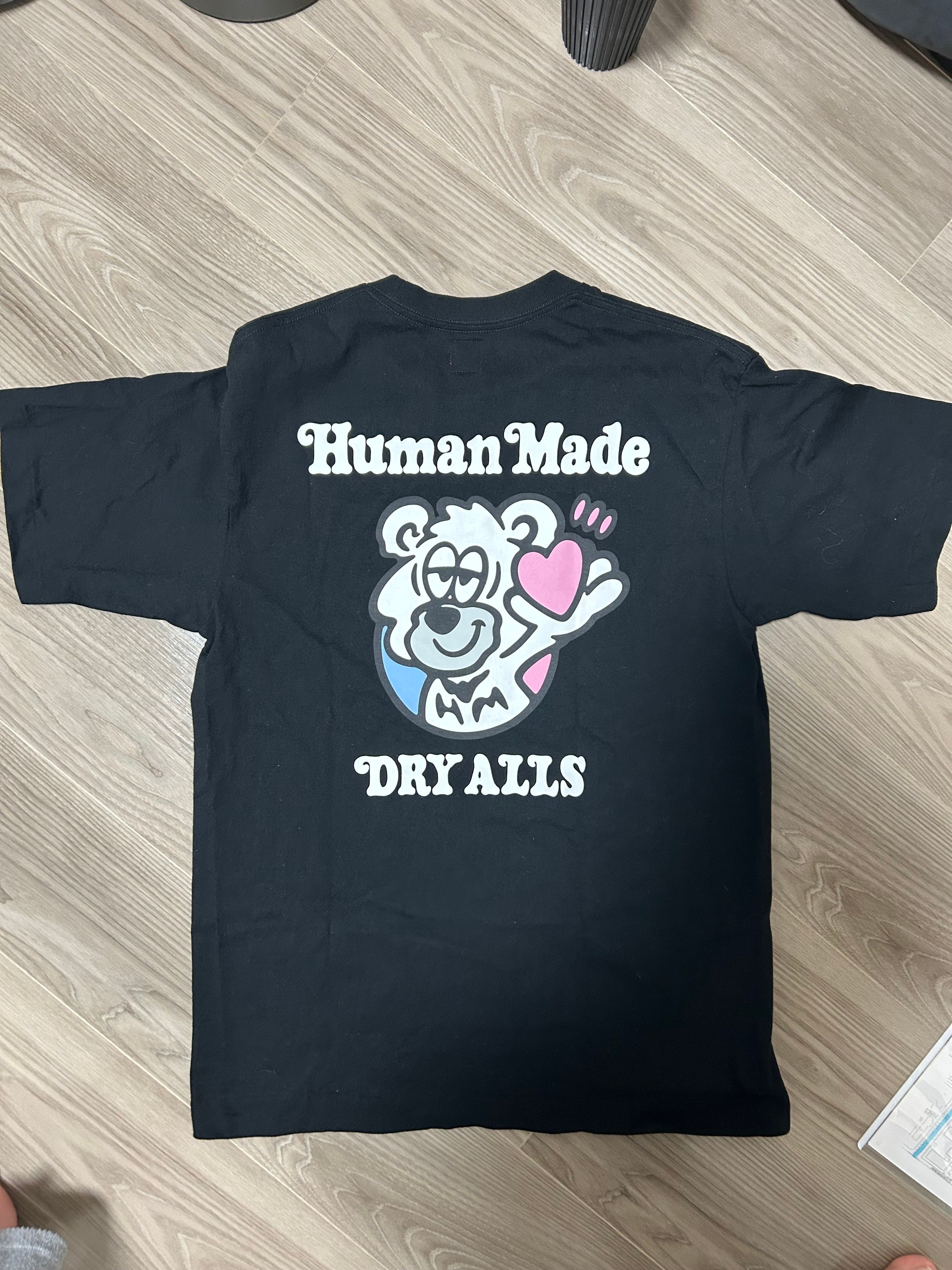 ヒューマンメイド x ガールズドントクライ グラフィック Tシャツ #1 "ブラック" / ヴェルディ