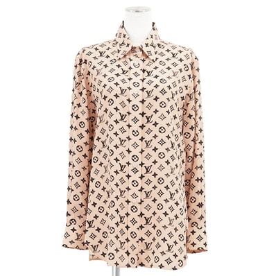 【新品同様】LOUIS VUITTON ルイ・ヴィトン シャツ 34 レディース 2025AW シグネチャー ロゴ グラフィック LVモノグラム プリント シルク100%デシン リラックスフィット 長袖トップス ピンク ブラック 黒 桃色 総柄 イタリア製