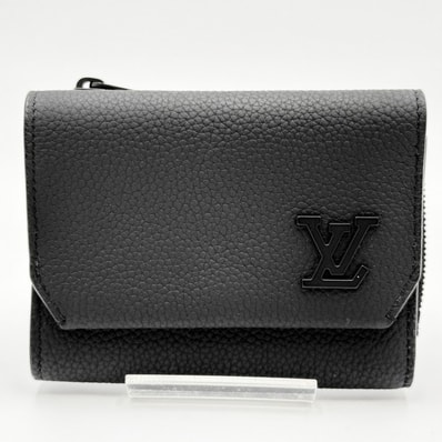 LOUIS VUITTON(ルイ・ヴィトン)ポルトフォイユ・パイロット 三つ折り財布 コンパクトウォレット トリヨンレザー ブラック LVロゴ メンズ