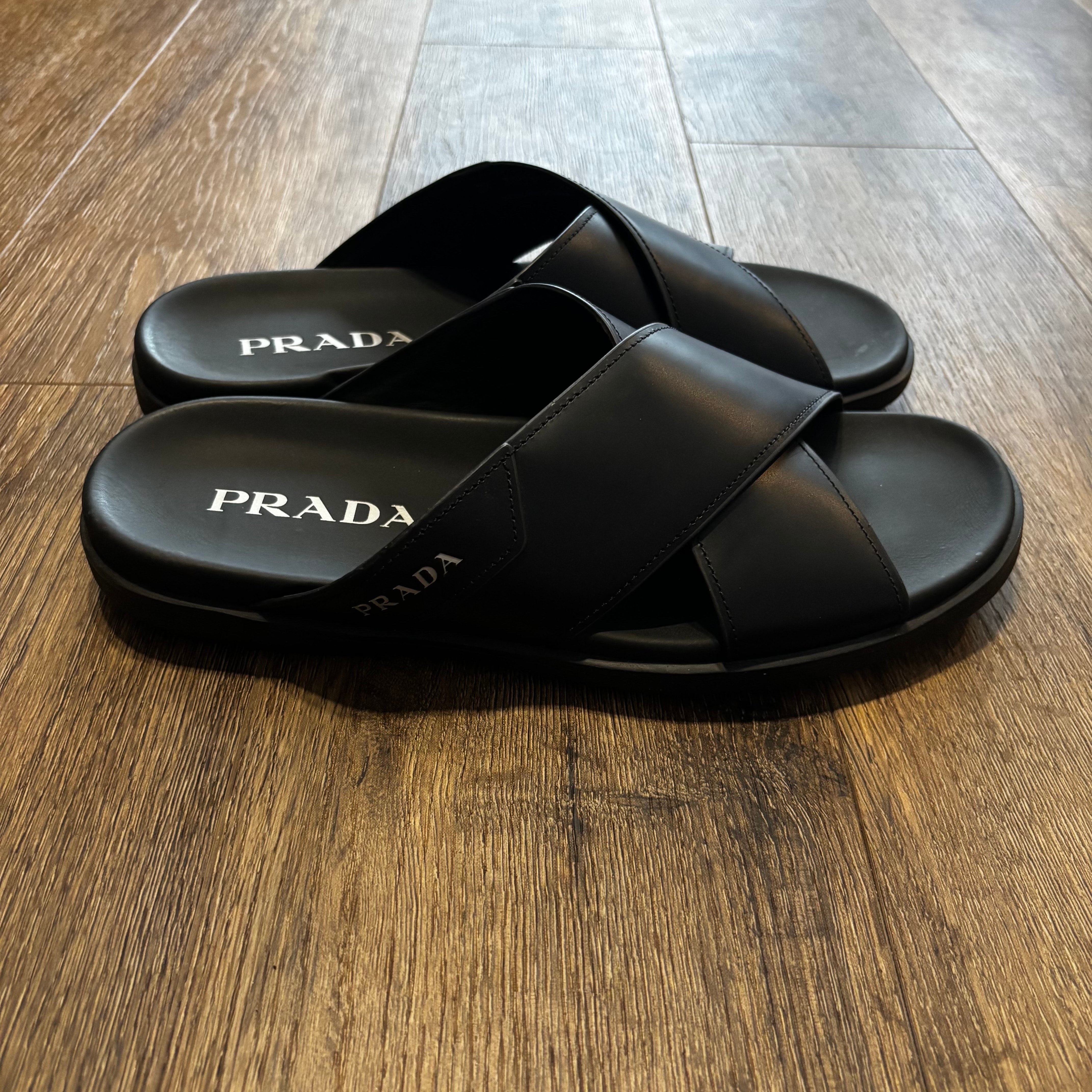 PRADA プラダ レザークロスストラップロゴサンダル