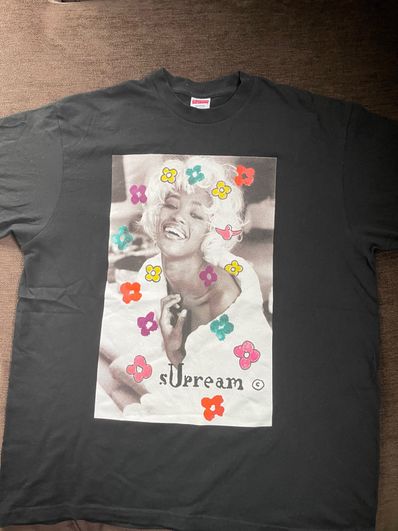 Supreme Naomi Tee "Black"