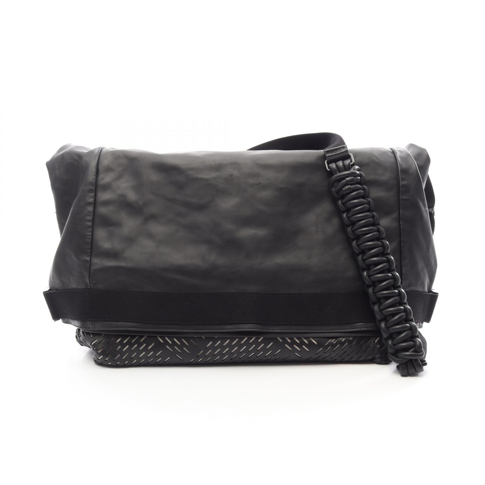 ボッテガヴェネタ BOTTEGA VENETA PERFORATED パーフォレイテッド メッセンジャーバッグ ショルダーバッグ バッグ レザー メンズ ブラック系 【中古】