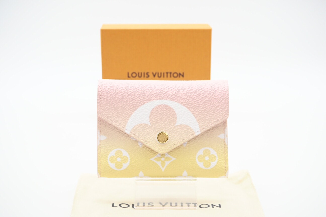 極美品 LOUIS VUITTON ルイ・ヴィトン モノグラムジャイアント バイザプールコレクション ポルトフォイユヴィクトリーヌ M80388 三つ折り財布 ピンク イエロー ホワイト コーティングキャンバス レディース