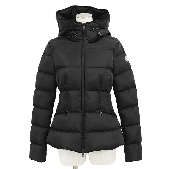 【美品】MONCLER モンクレール ショートダウンジャケット サイズ 0 レディース 2025年モデル AVOCE アヴォチェ ロゴ フェルト ワッペン ペプラム アウター ハンガー/ガーメント付属 ブラック 黒 アルメニア製