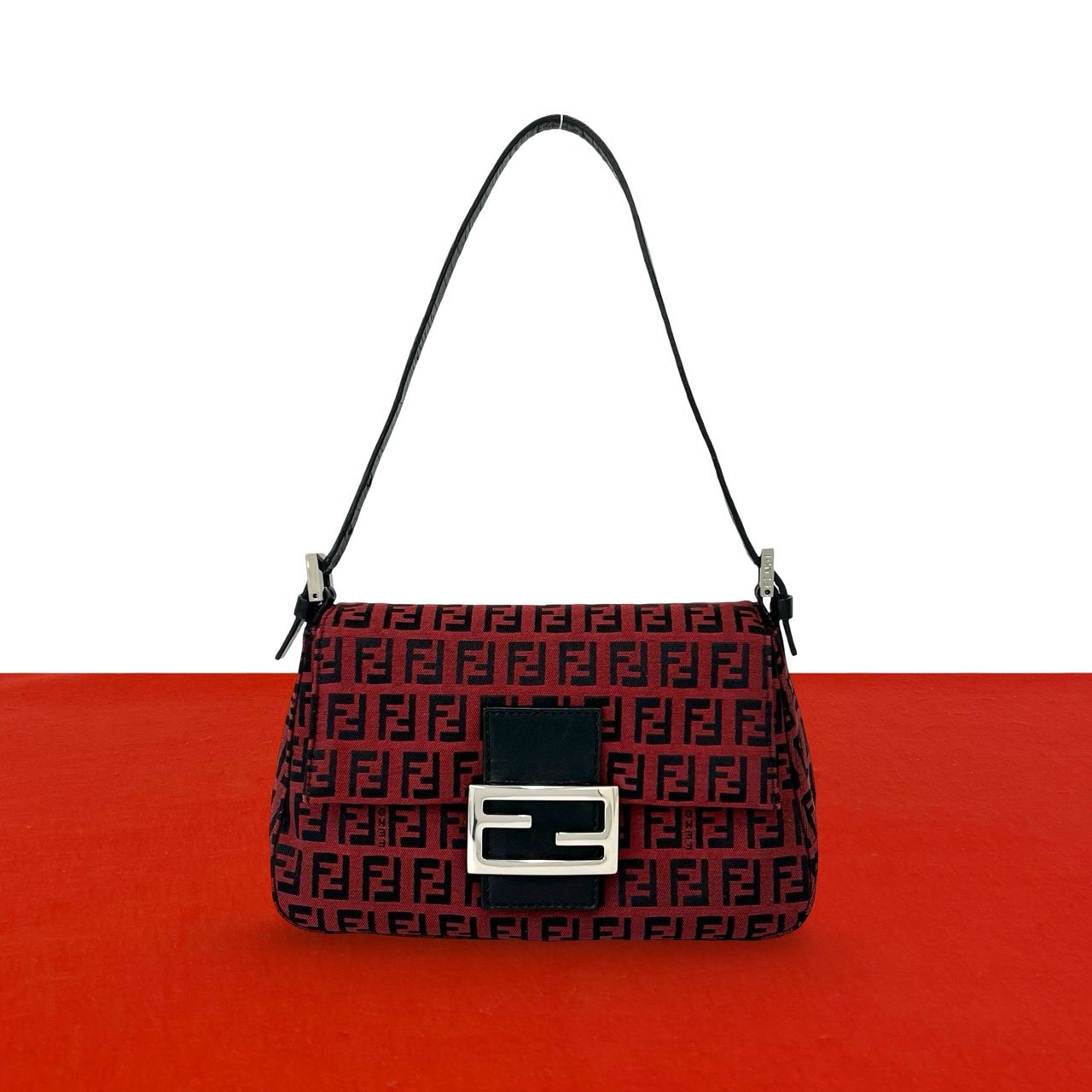 FENDI フェンディ ズッキーノ FF ロゴ 金具 キャンバス レザー ショルダーバッグ レッド
77723