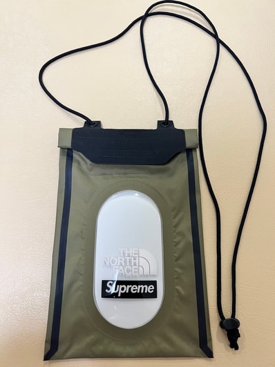 Supreme x The North Face Summit Series Outer Tape Seam Neck Pouch "Olive"