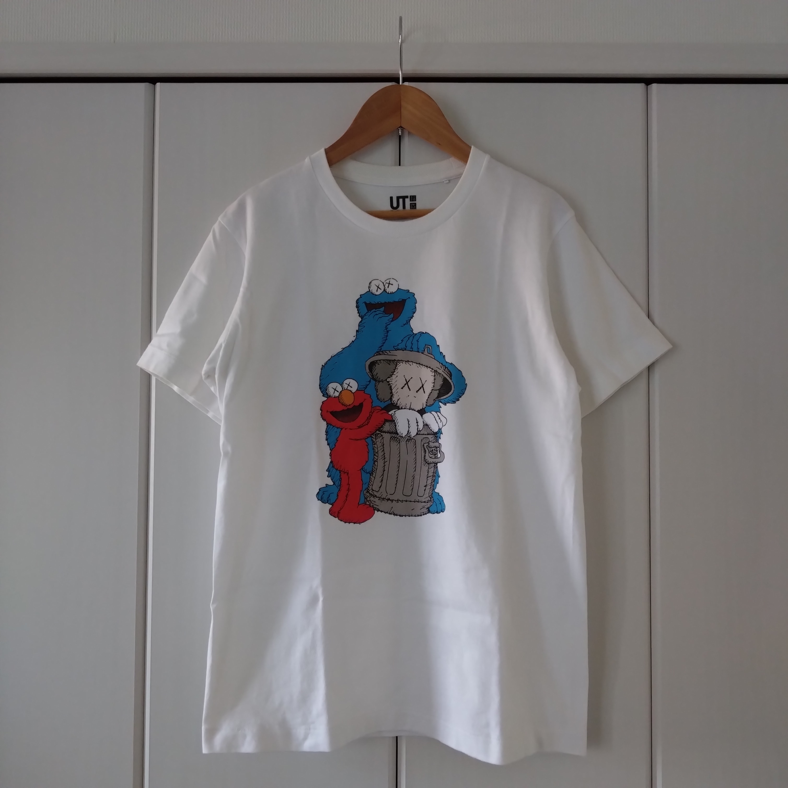カウズ x ユニクロ  x セサミ ストリート コンパニオン トラッシュ カン  Tシャツ "ホワイト"