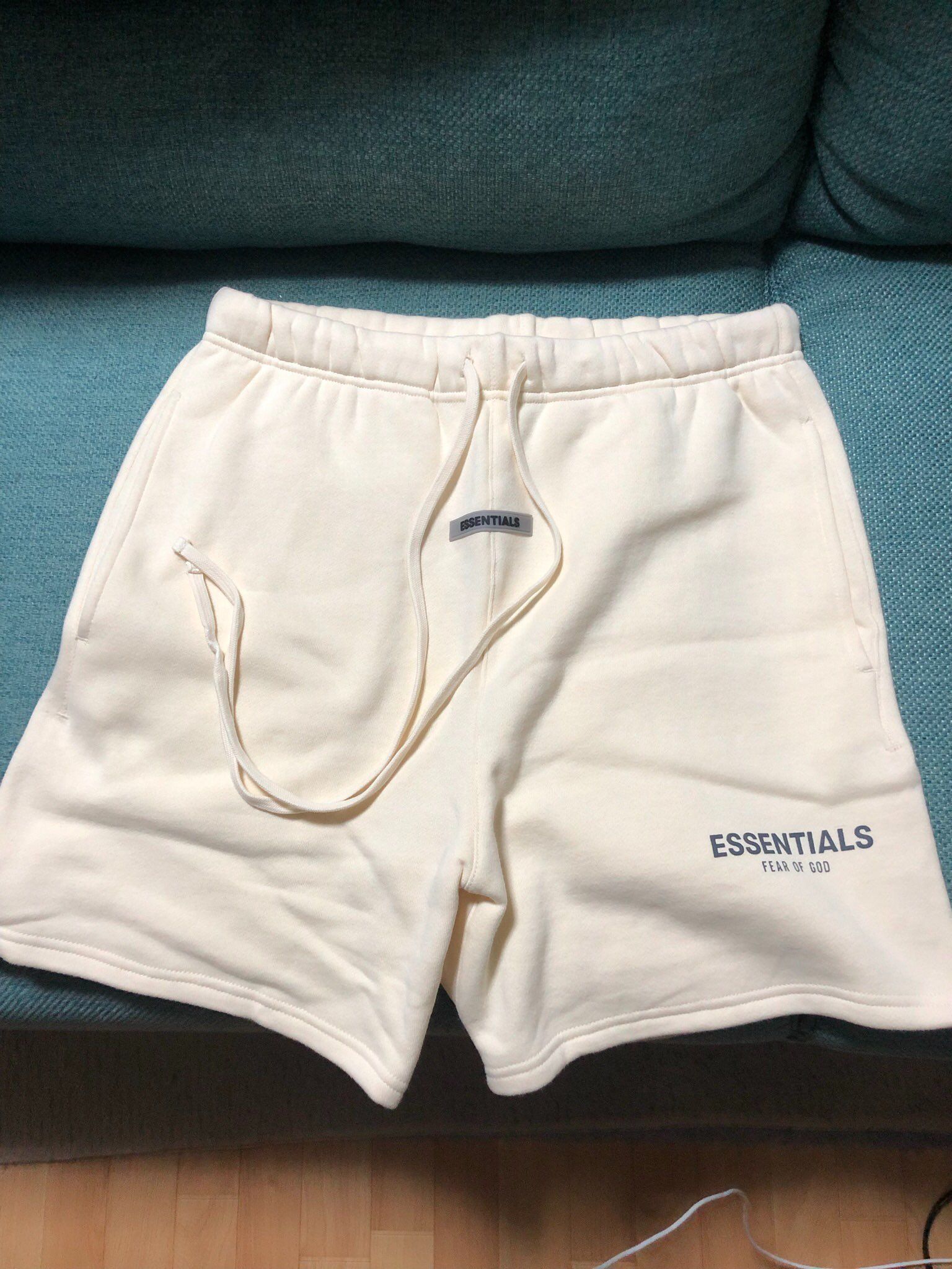 FEAR OF GOD ESSENTIALS Fleece Shorts "Buttercream"
