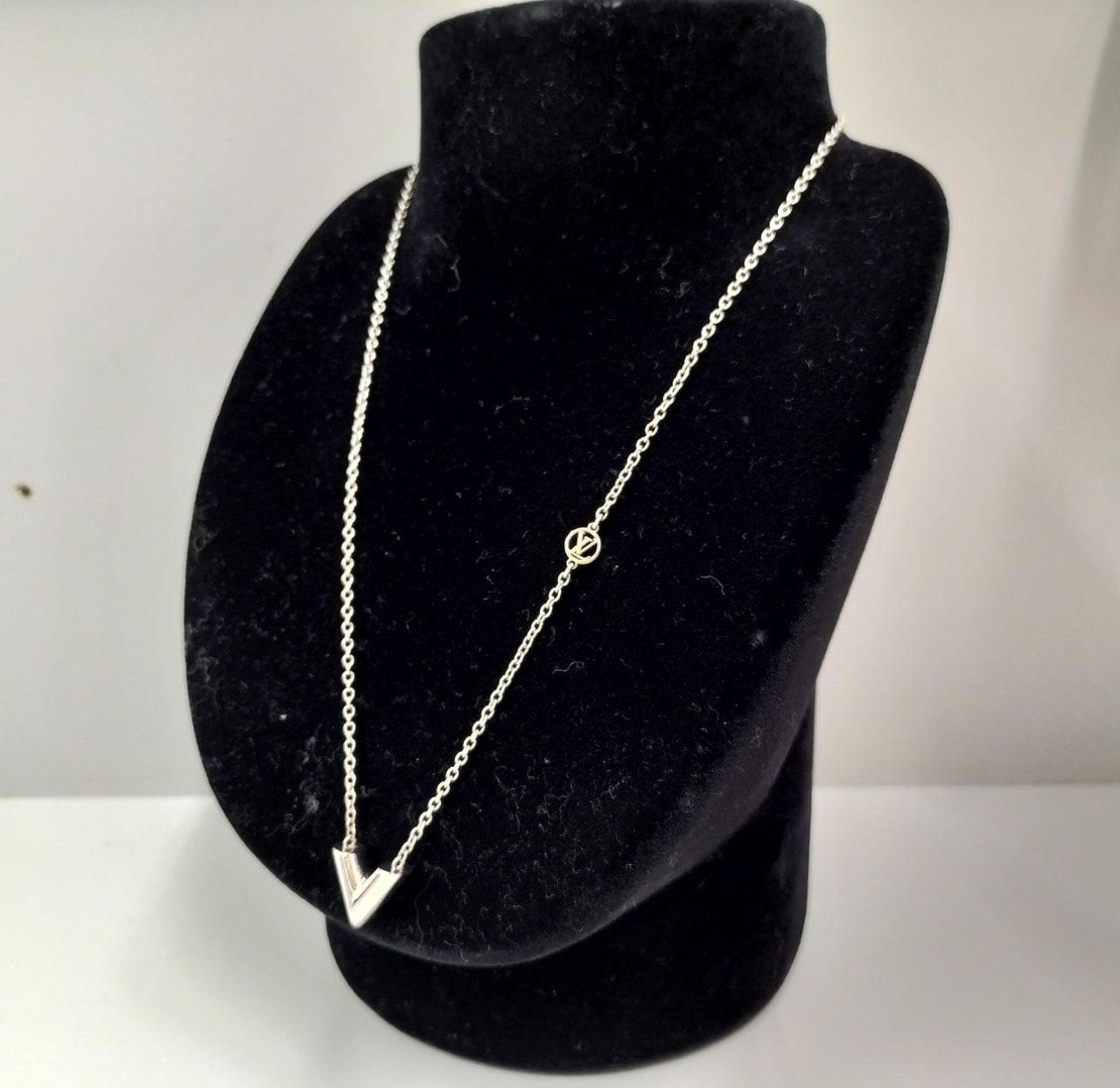 Louis Vuitton Essential V Supple Necklace "Silver"