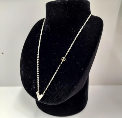 Louis Vuitton Essential V Supple Necklace "Silver"