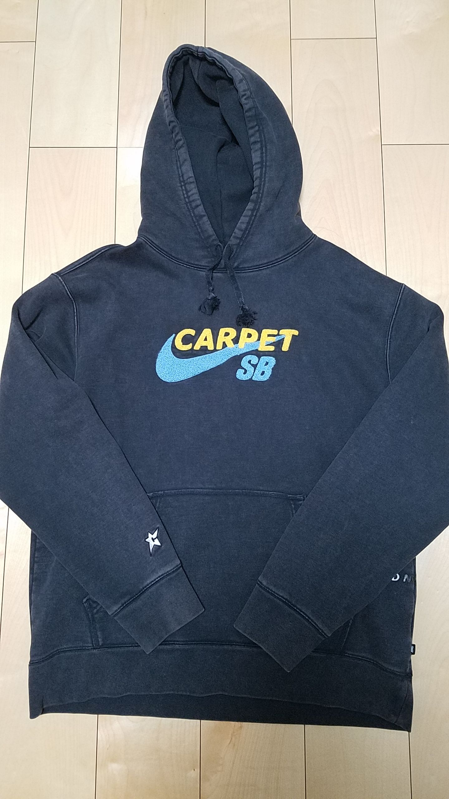 Carpet Company × NIKE SB Skateboard Hoodie "Black/Speed Yellow"