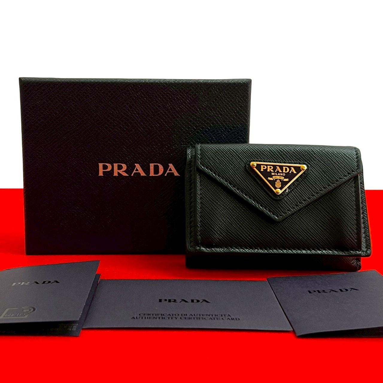 PRADA プラダ 三角ロゴ 金具 レザー 三つ折り財布 ブラック
 41838