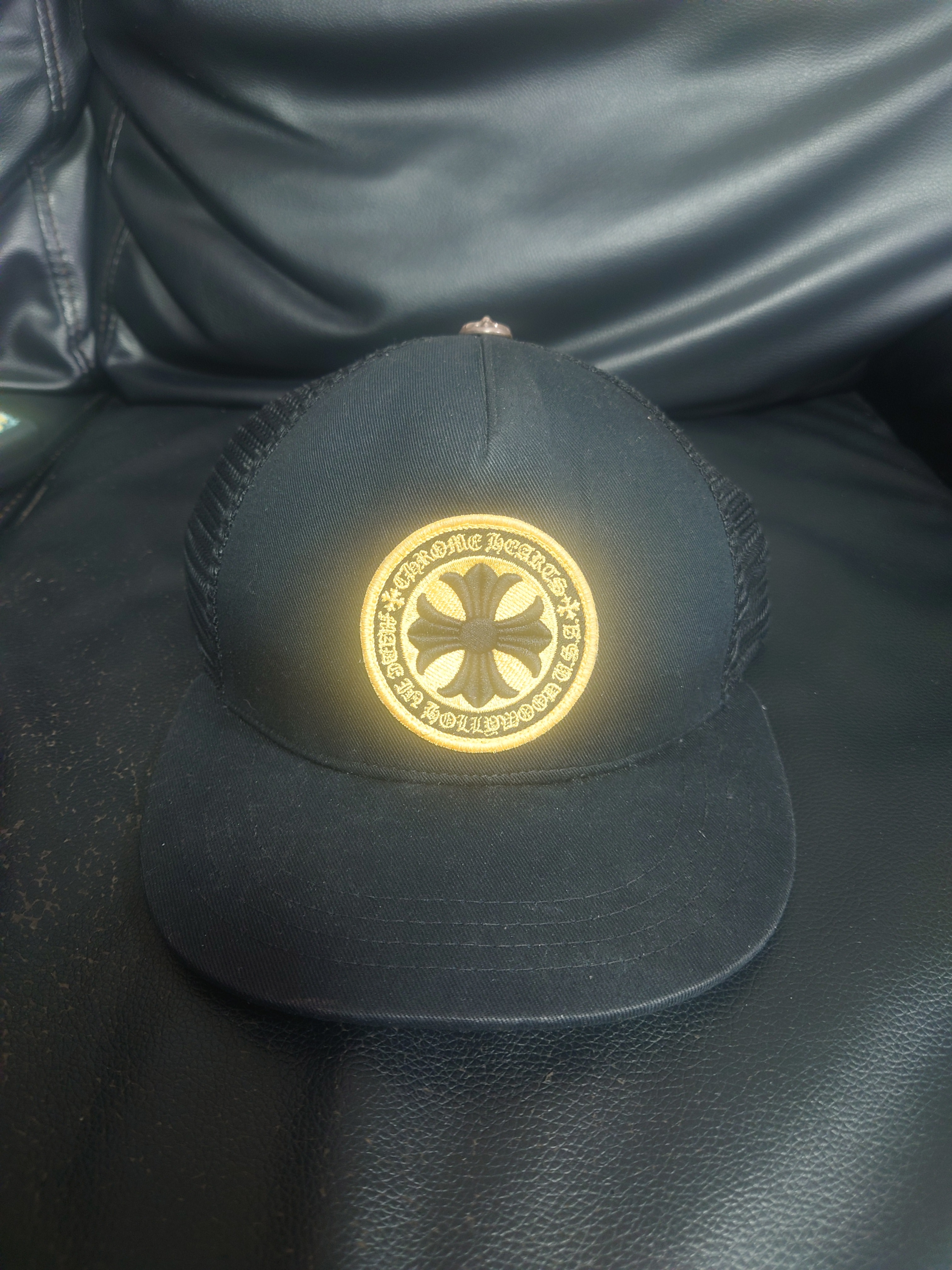 クロムハーツ CHプラス パッチ トラッカーキャップ "ブラック/イエロー"