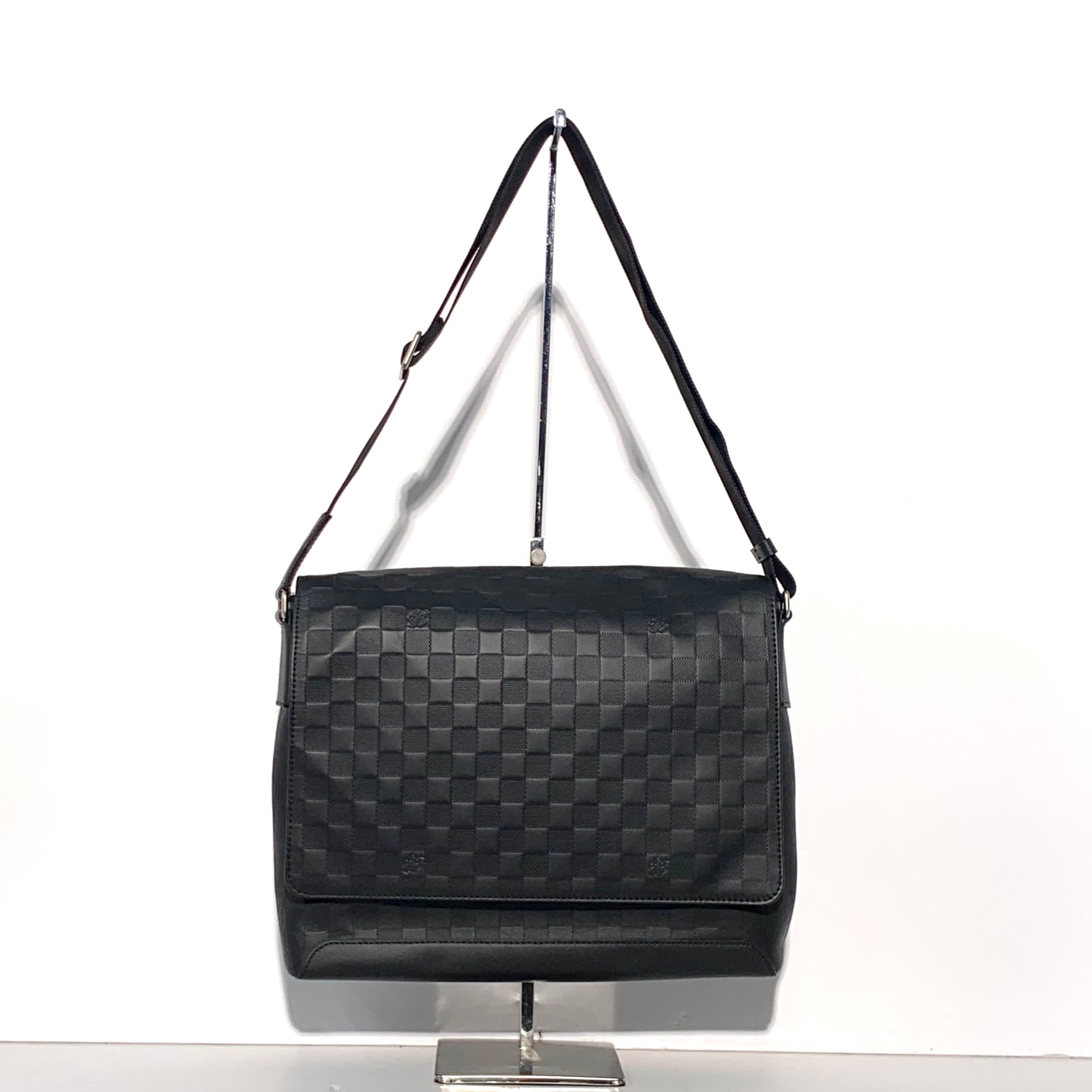 Louis Vuitton District MM Damier Infini