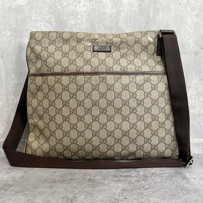 【GUCCI】グッチ GGプラス GG総柄 ショルダーバッグ メッセンジャー PVC ベージュ ブラウン ロゴプレート イタリア製 斜め掛け 男女兼用