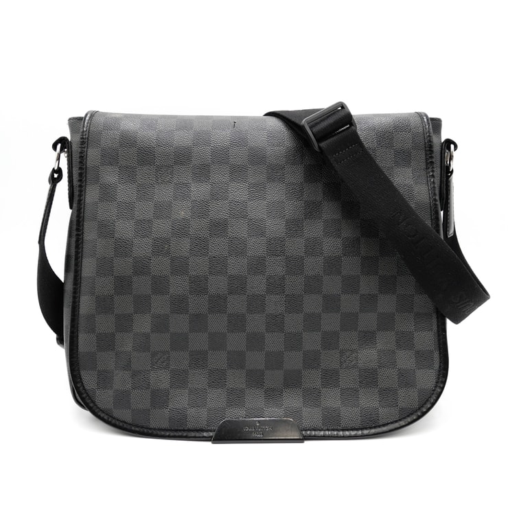 LOUIS VUITTON(ルイ・ヴィトン)ダニエルMM ヴィンテージ ショルダーバッグ メッセンジャーバッグ ダミエ・グラフィット ブラック グレー PVC レザー シルバー金具 メンズ 斜め掛け N58029【中古】