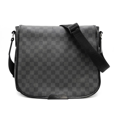 LOUIS VUITTON(ルイ・ヴィトン)ダニエルMM ヴィンテージ ショルダーバッグ メッセンジャーバッグ ダミエ・グラフィット ブラック グレー PVC レザー シルバー金具 メンズ 斜め掛け N58029【中古】