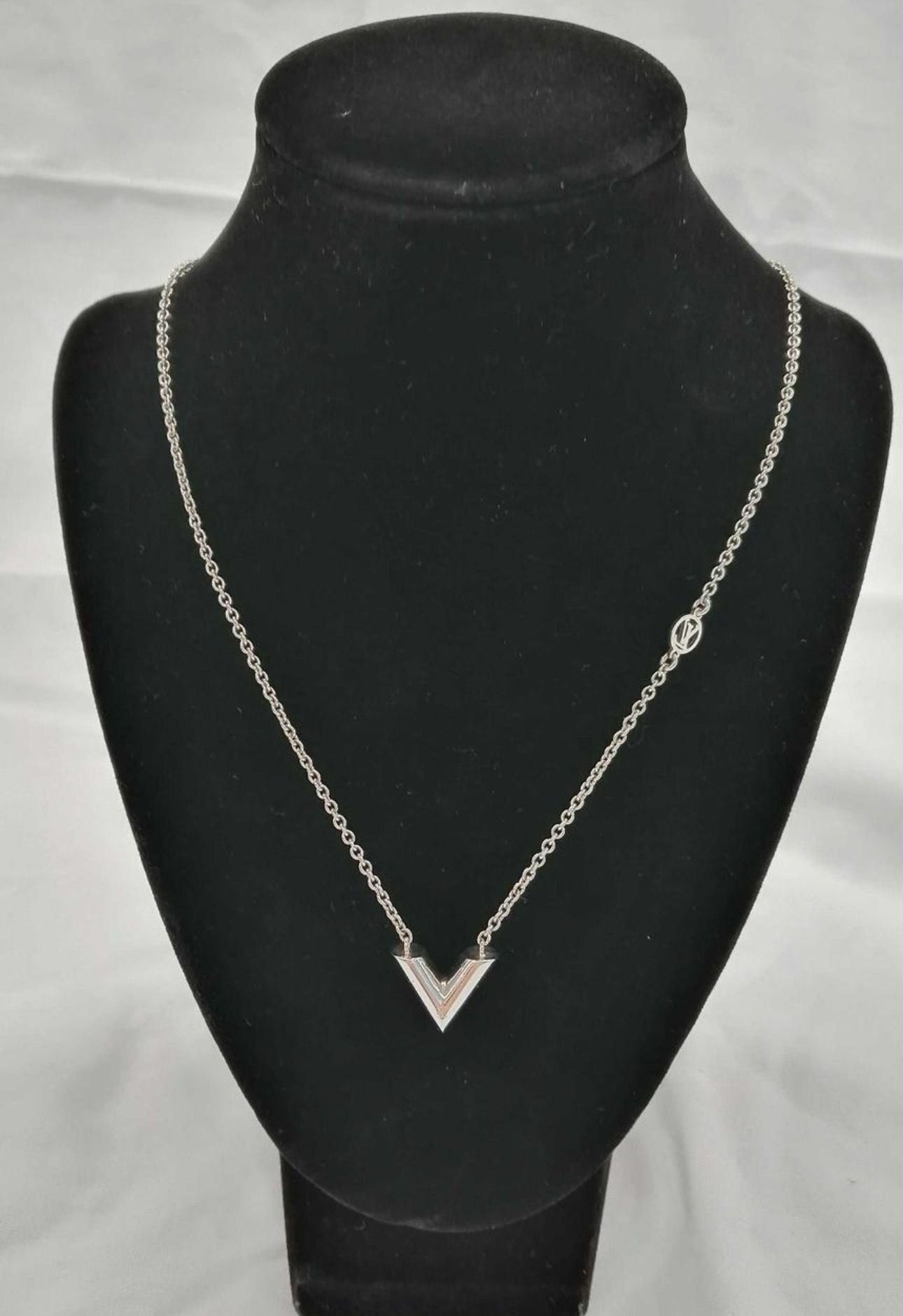 Louis Vuitton Essential V Supple Necklace "Silver"