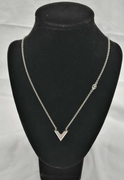 Louis Vuitton Essential V Supple Necklace "Silver"