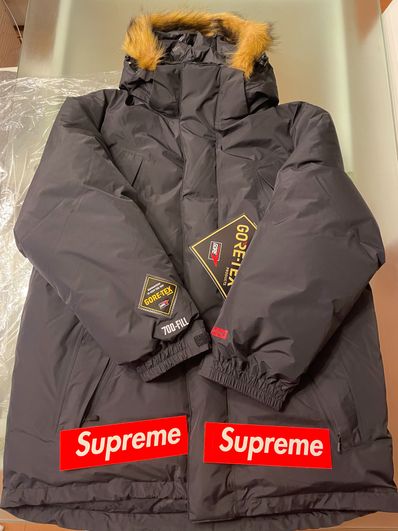 Supreme GORE-TEX 700-Fill Down Parka "Black"