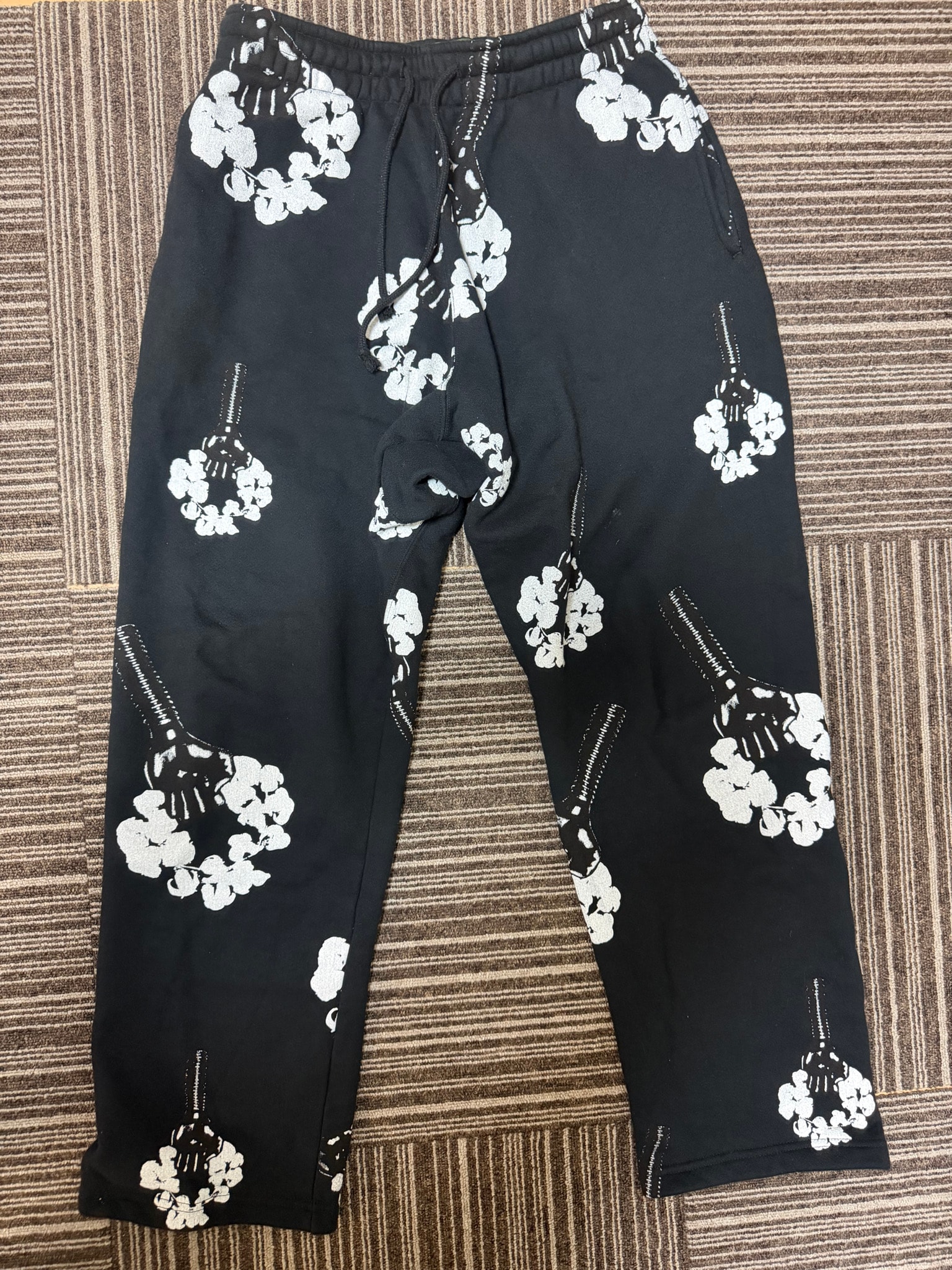 DENIM TEARS Hardies Tears Fist Wreath Open Hem Sweatpants "Black"