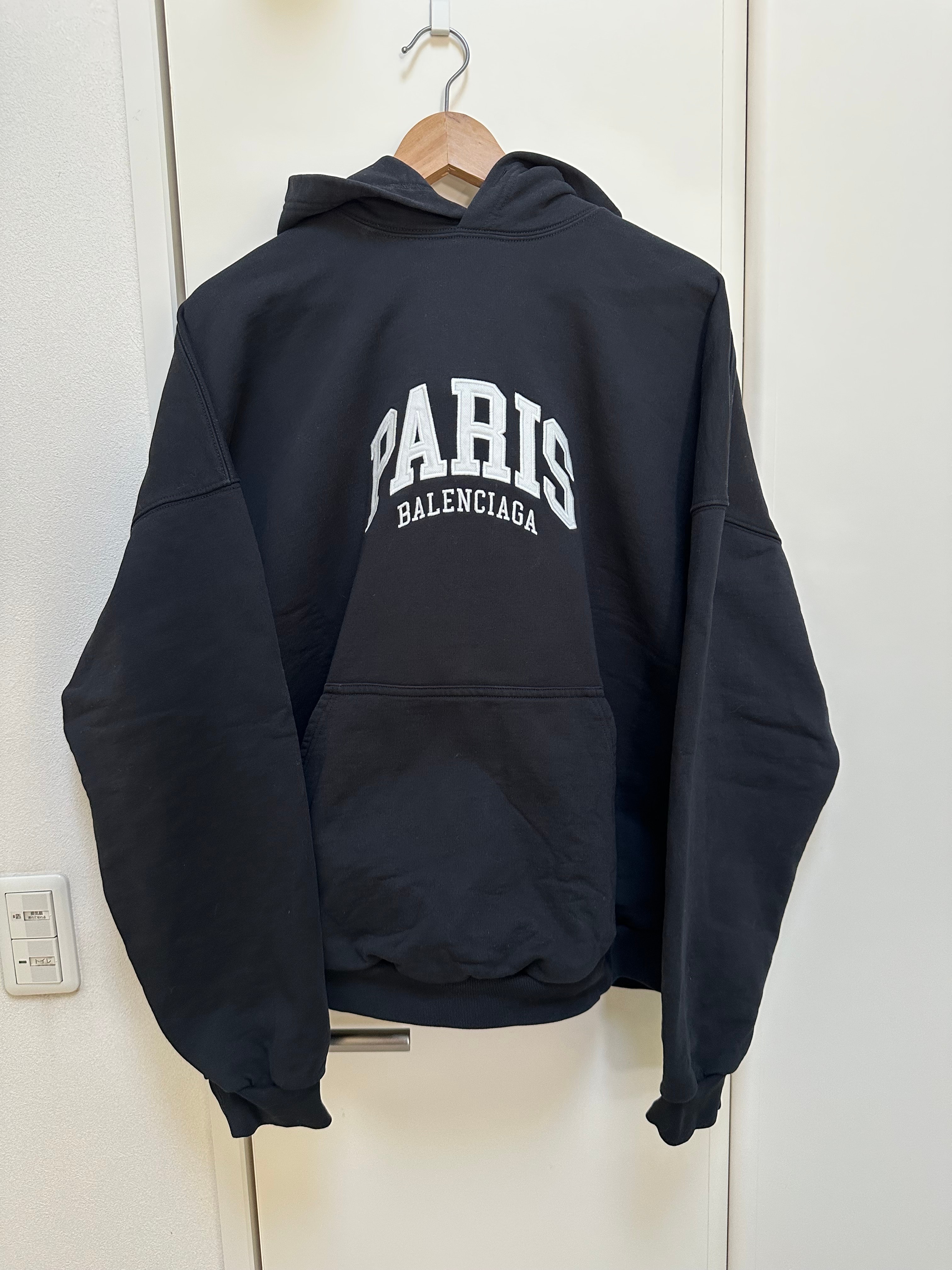 バレンシアガ ウィメンズ シティ パリ フーディー ワイド フィット "ブラック" 675003TLVL81070