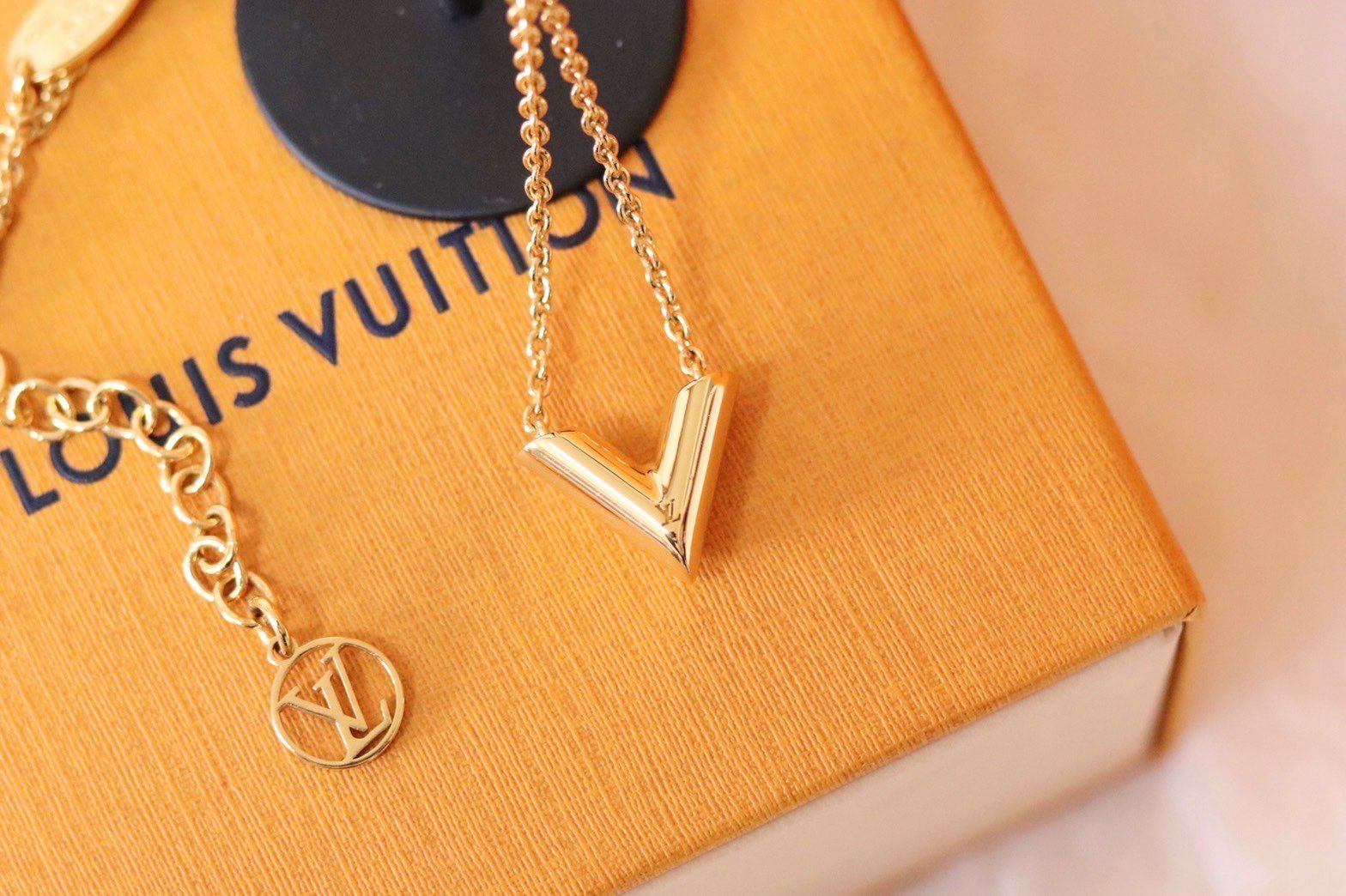 Louis Vuitton Essential V Necklace "Gold"