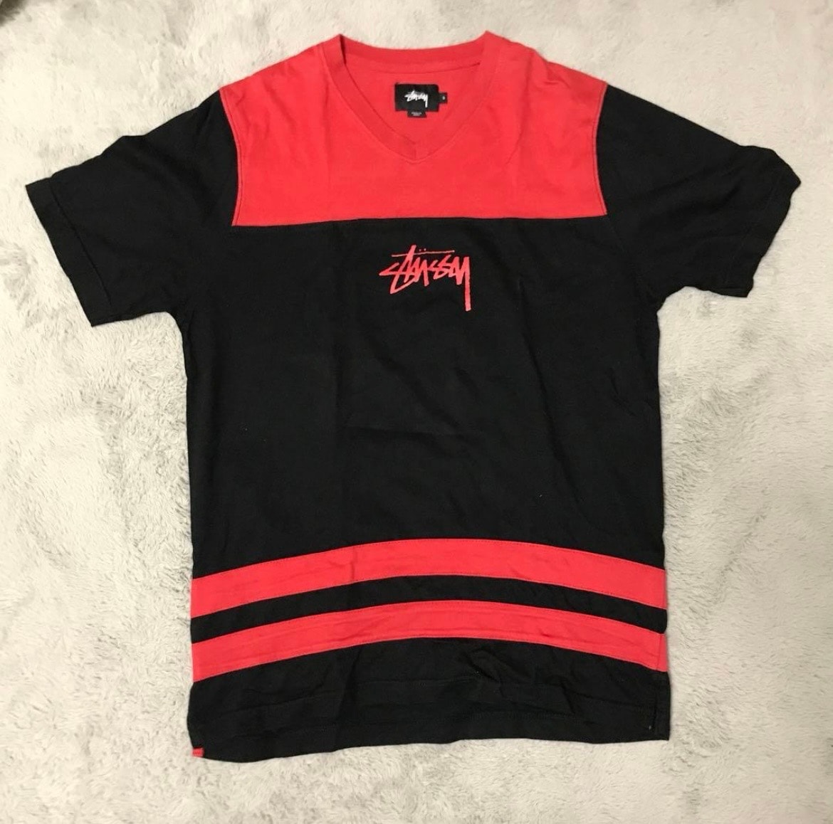 STUSSY Vネック Tシャツ ブラック レッド