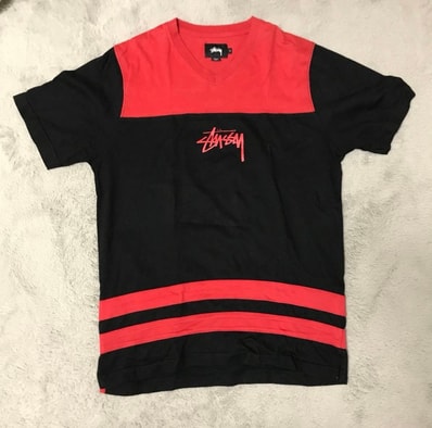 STUSSY Vネック Tシャツ ブラック レッド