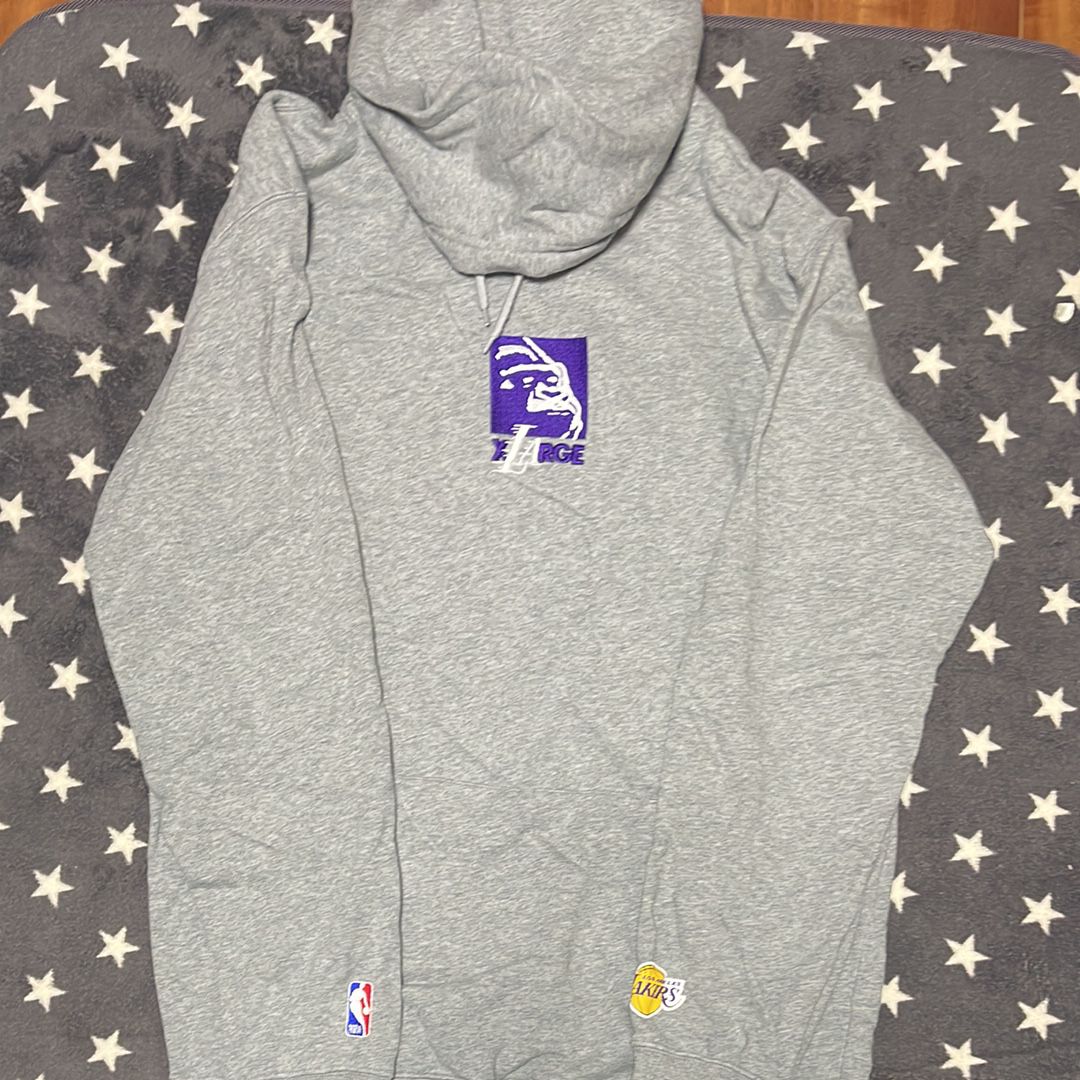 XLARGE x New Era x NBA LAKERS MIX LOGO PULLOVER HOODED SWEAT "Gray"