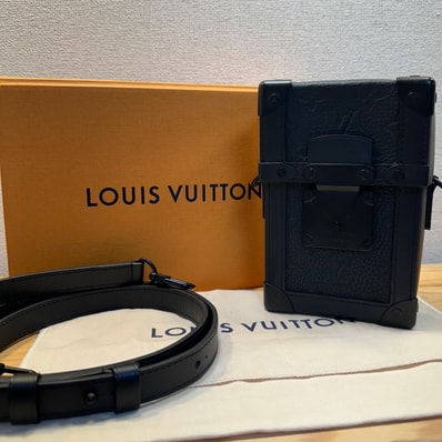 LOUIS VUITTON ヴェルティカルトランク・ウェアラブルウォレット