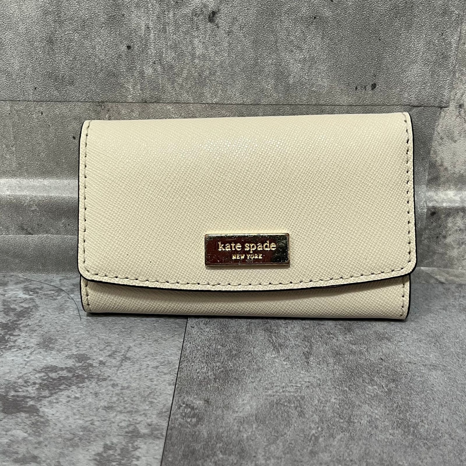 【kate spade】ケイトスペード 無地キーケース シンプルデザイン レザー レディース アイボリー ホワイト キーケース 4連キーリング ロゴプレート付き 型番S338