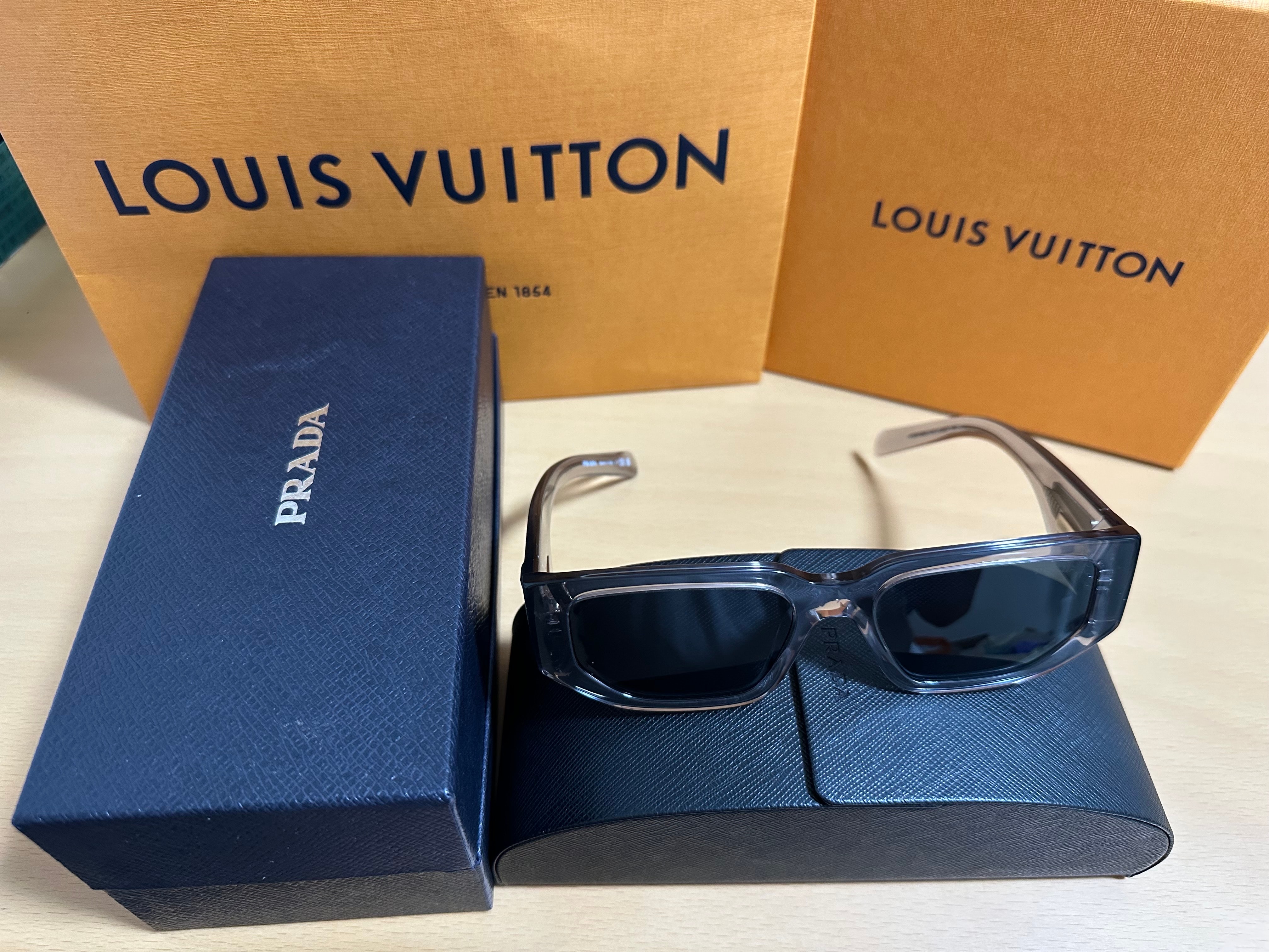 プラダ トライアングル ロゴ サングラス "グレー" SPR09Z_E17T_FE08Z_C_A055