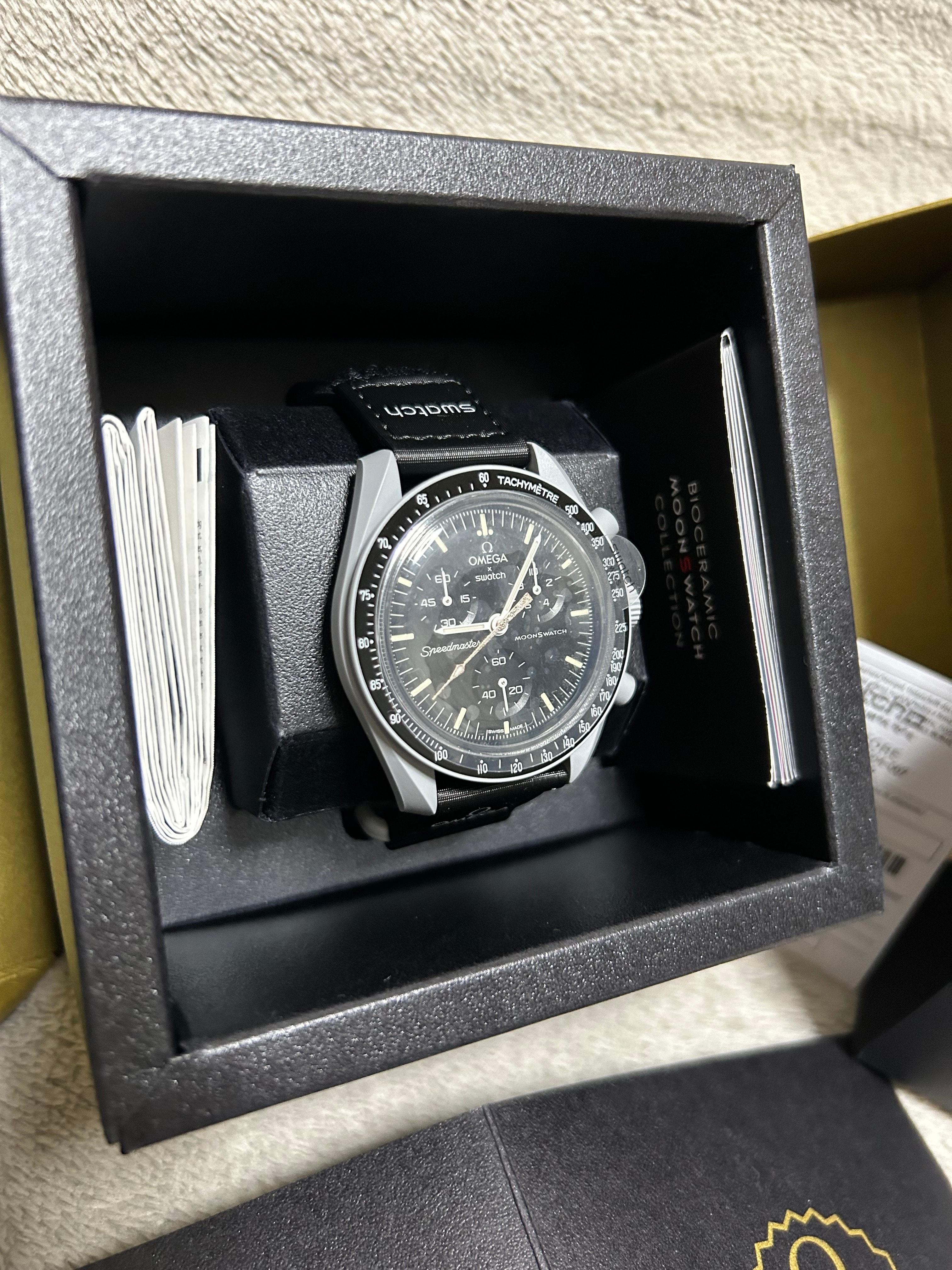 スウォッチ × オメガ バイオセラミック ムーンスウォッチ "ミッショントゥムーンシャイン" SO33M102-106