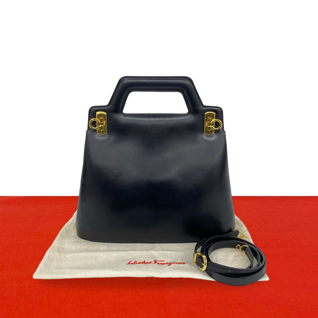 Salvatore Ferragamo サルヴァトーレフェラガモ ガンチーニ 金具 レザー ショルダーバッグ ブラック
17968