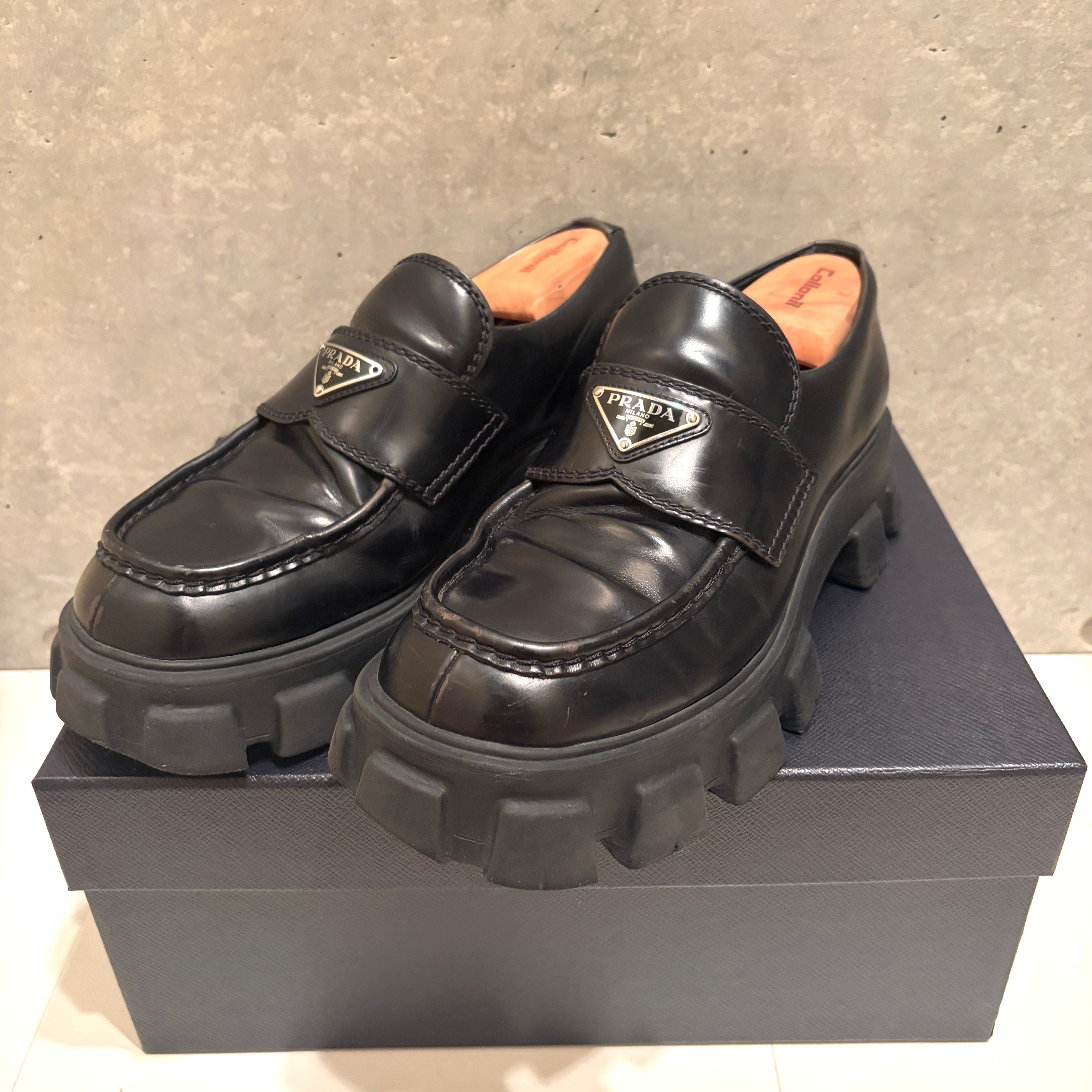 PRADA プラダ モノリス ブラッシュドレザー ローファー
