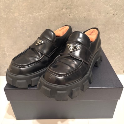 PRADA プラダ モノリス ブラッシュドレザー ローファー