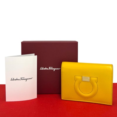 Salvatore Ferragamo サルヴァトーレフェラガモ ガンチーニ レザー 二つ折り財布 イエロー
32593
