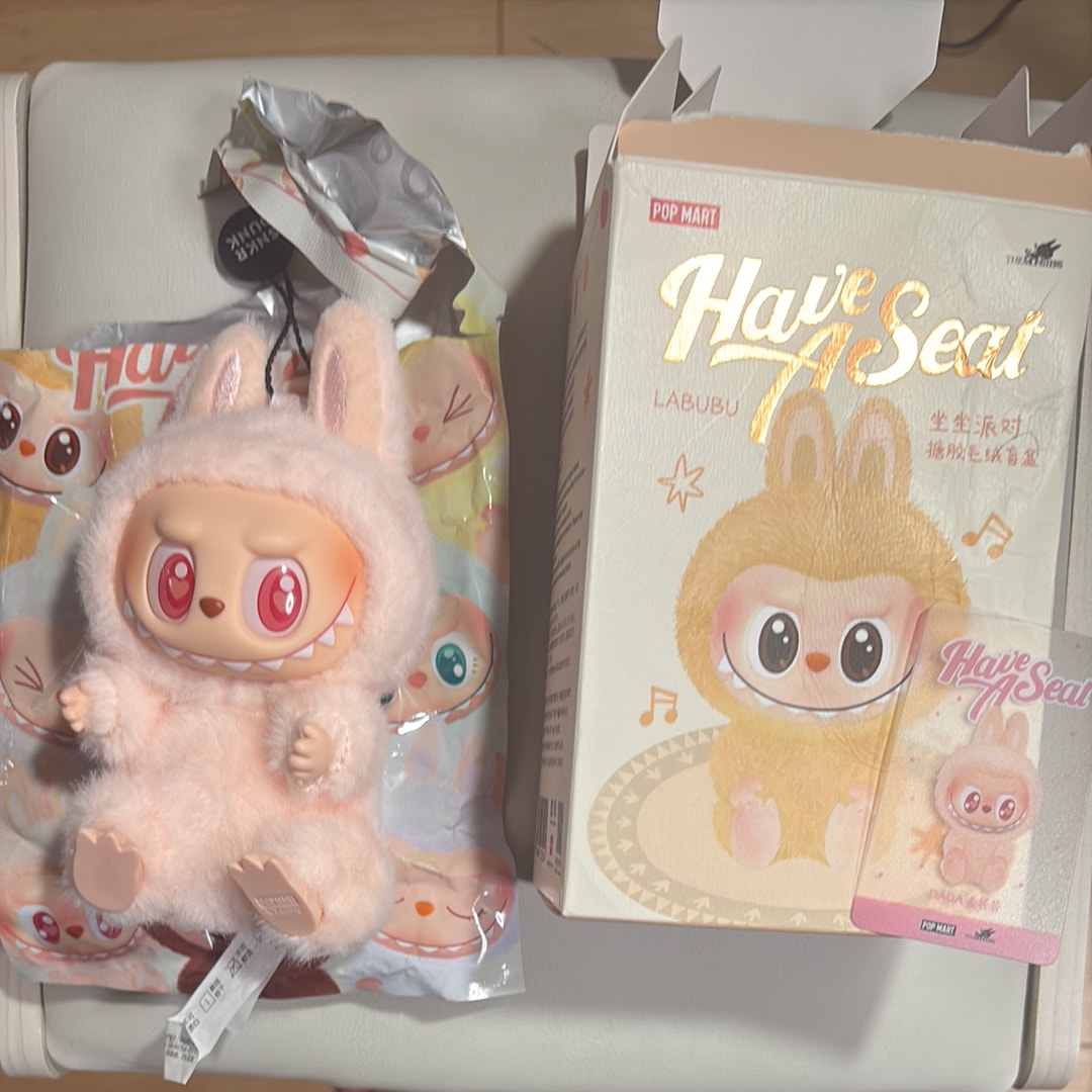 ポップマート ザ モンスターズ (ラブブ) ハブアシート ぬいぐるみ