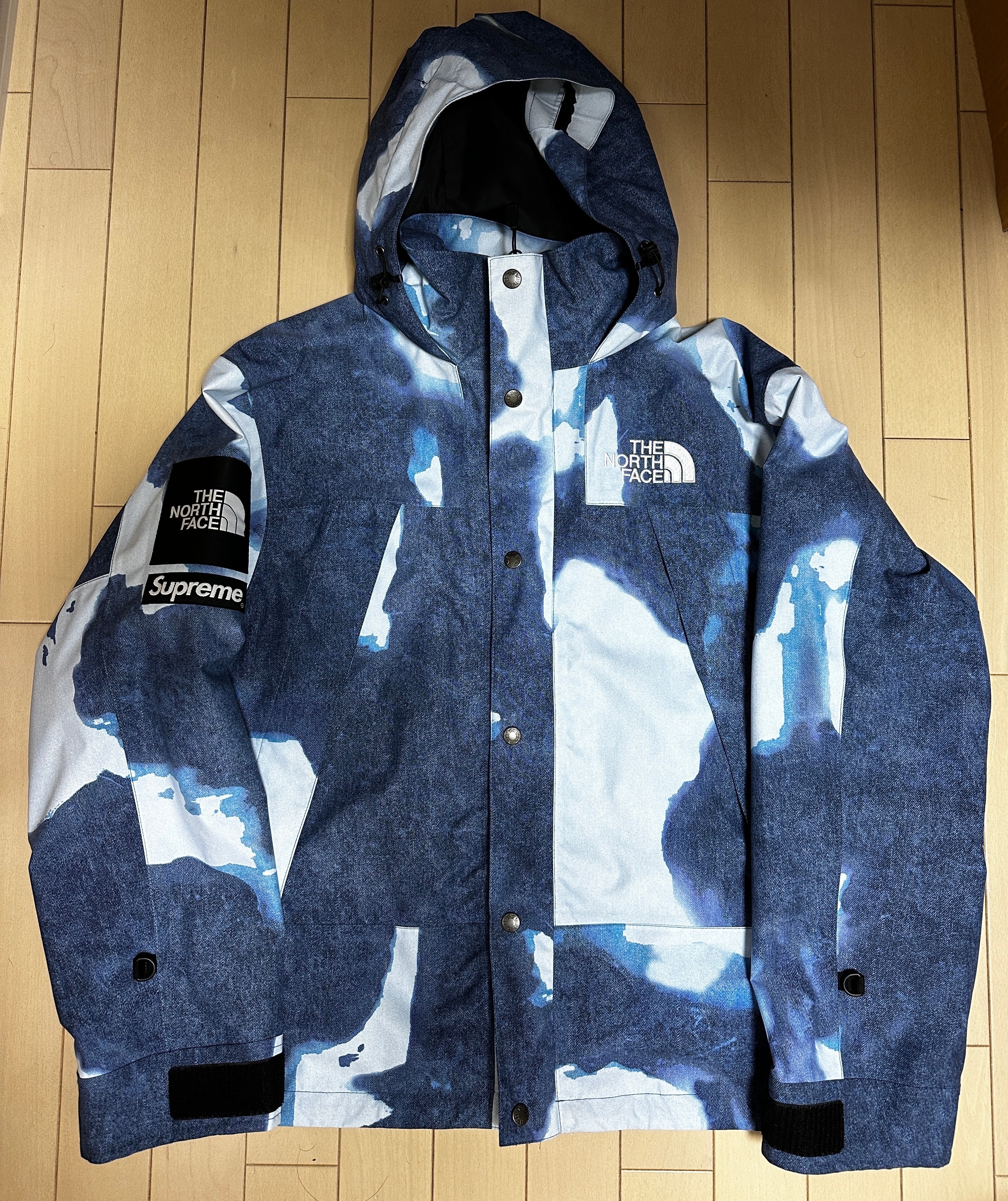 Supreme x The North Face Bleached Denim Print Mountain Jacket "Indigo"