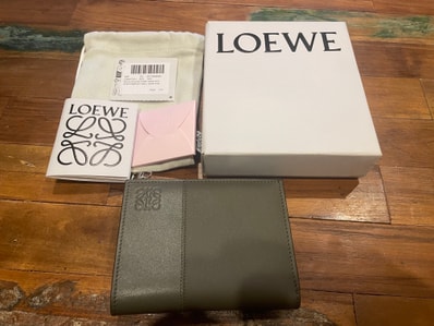 ロエベ スリム コンパクト ウォレット ダークカーキグリーン/カーキグリーン シャイニーカーフ 男性